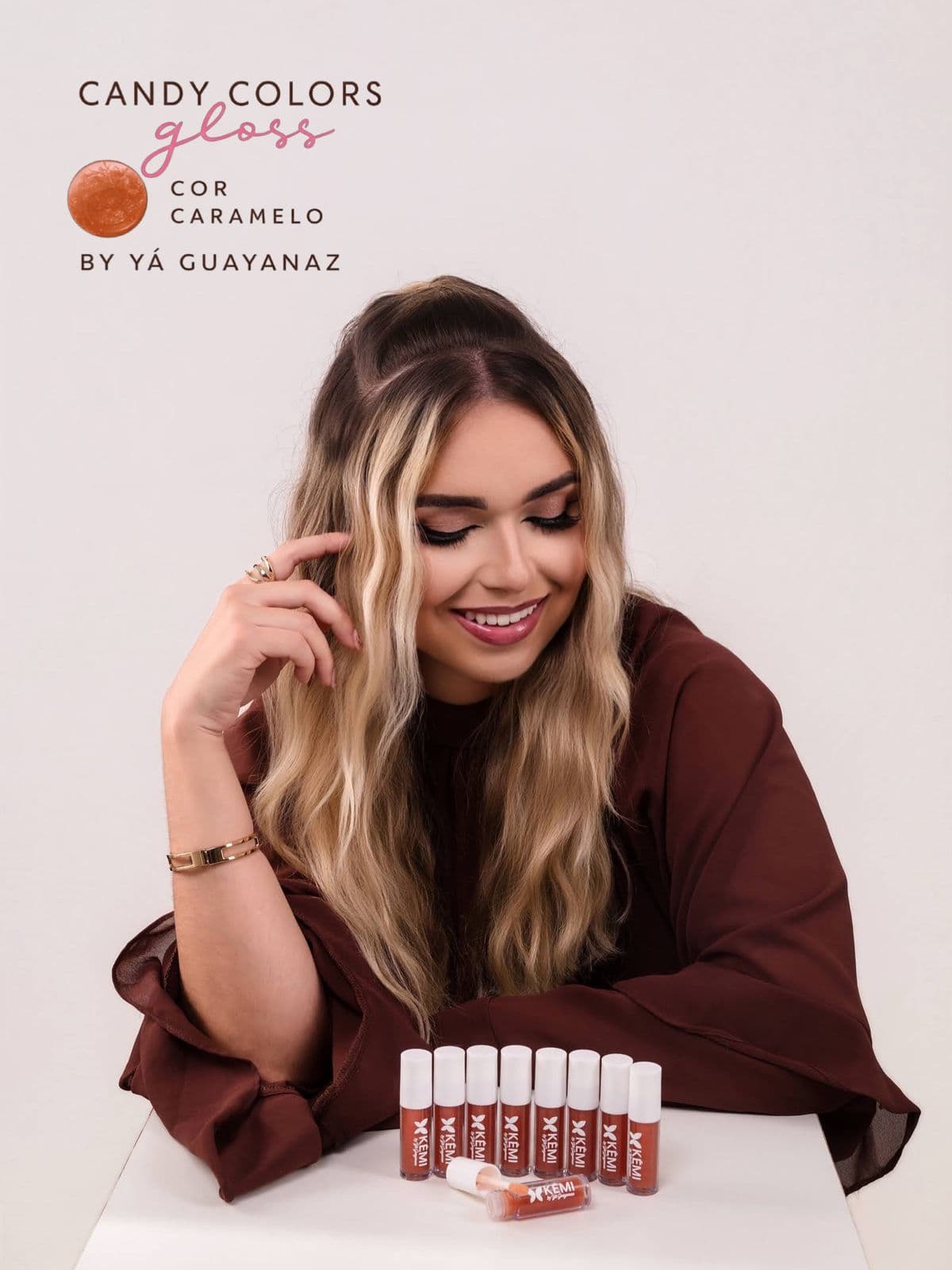 Yá Guayanaz segurando o gloss labial KÊMI, sua marca autoral de beleza
